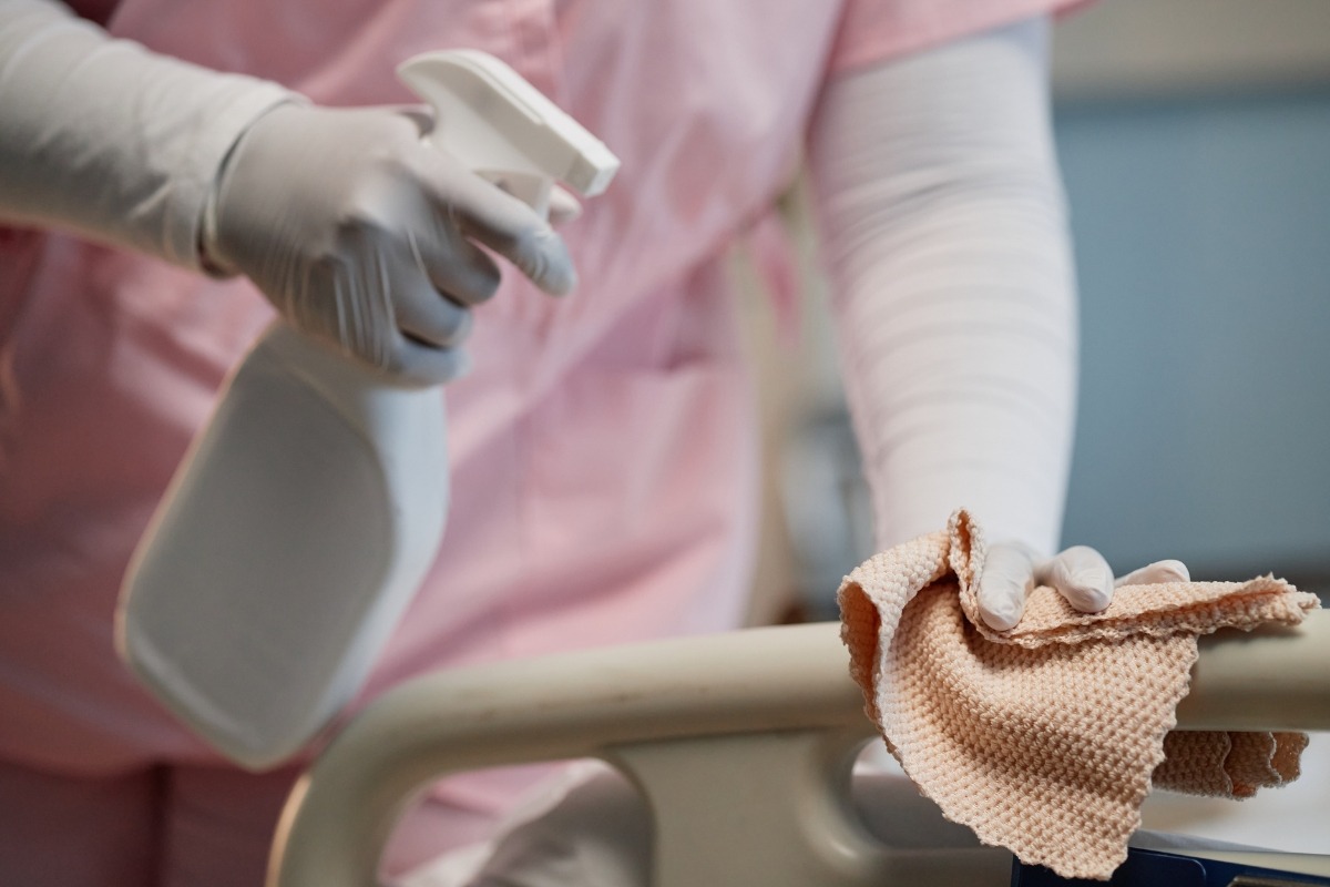 Flächendesinfektion von Oberflächen im medizinischen Bereich